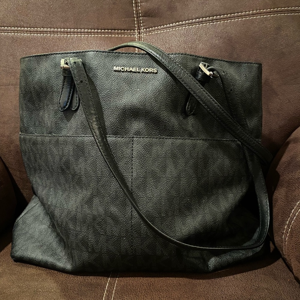 Michael Kors Larger Pocket Tote / Black Leather